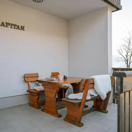 Kapitan With Climbing Apartment